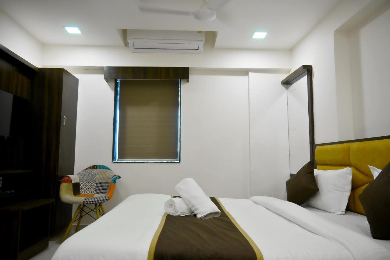 Hotel Royal Ican Sindhubhavan Road Ahmedabad Exterior photo