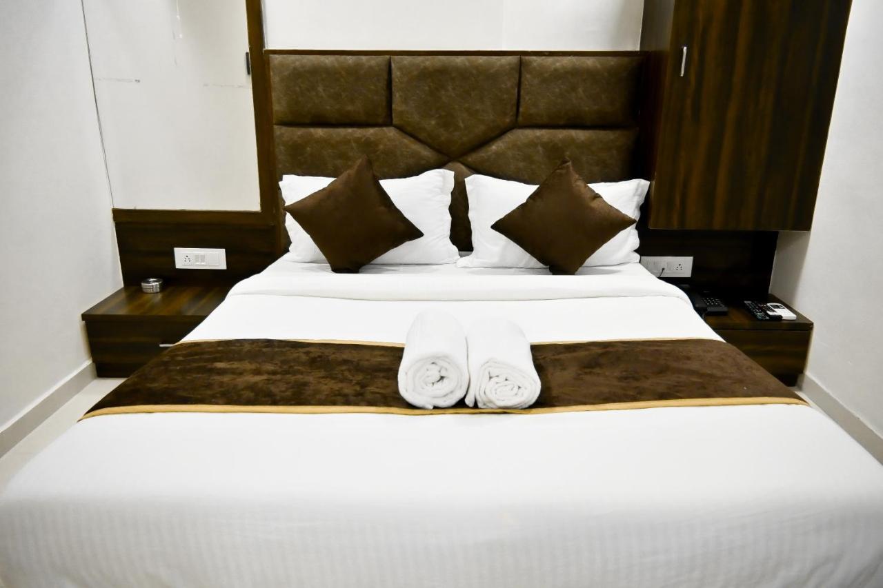 Hotel Royal Ican Sindhubhavan Road Ahmedabad Exterior photo