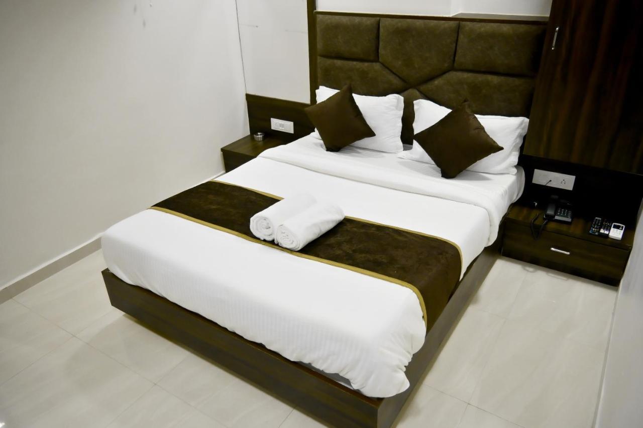 Hotel Royal Ican Sindhubhavan Road Ahmedabad Exterior photo