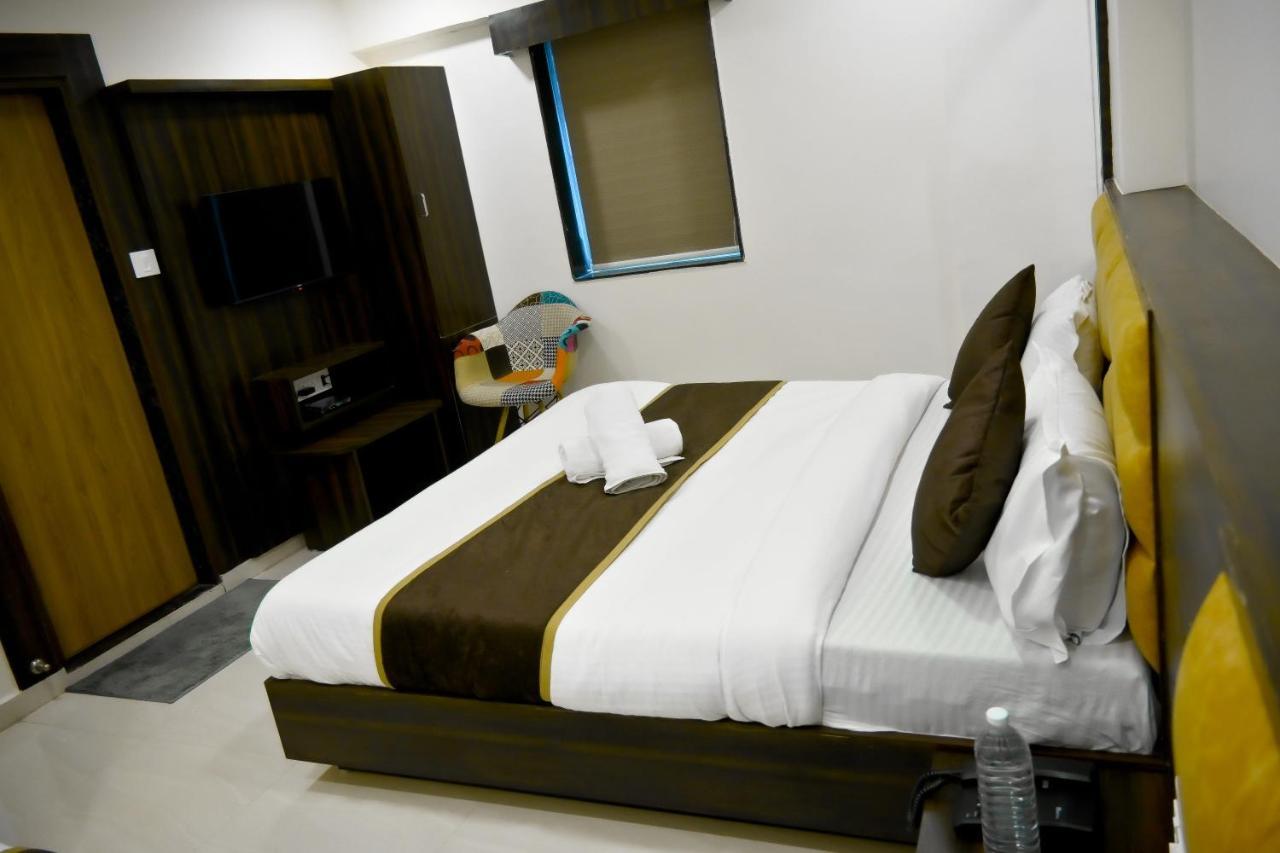 Hotel Royal Ican Sindhubhavan Road Ahmedabad Exterior photo