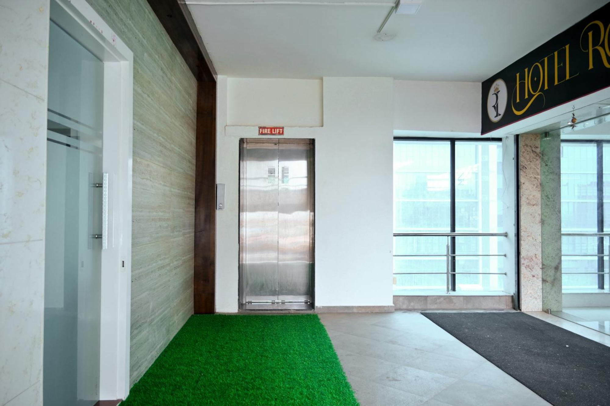 Hotel Royal Ican Sindhubhavan Road Ahmedabad Exterior photo
