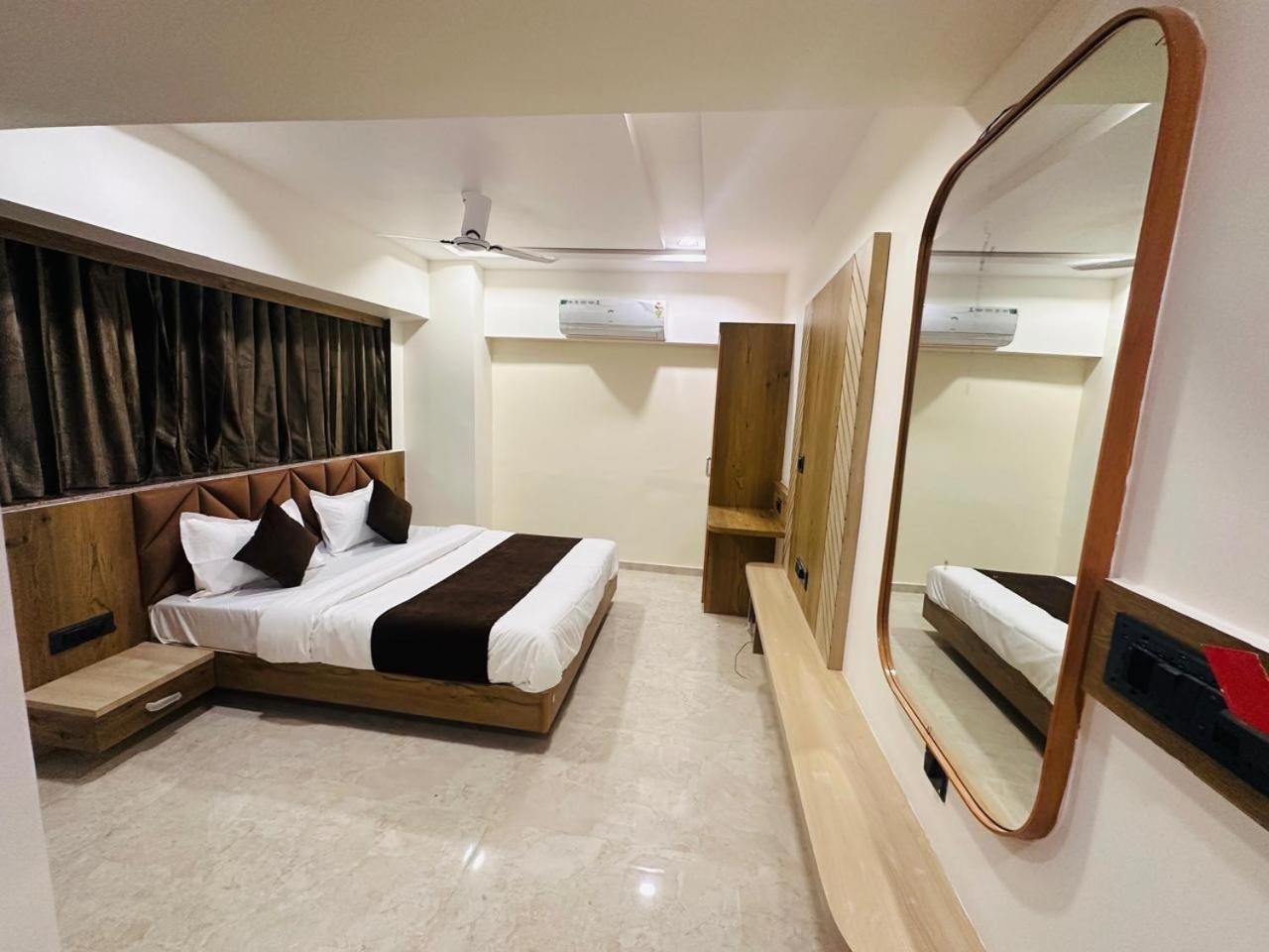 Hotel Royal Ican Sindhubhavan Road Ahmedabad Exterior photo