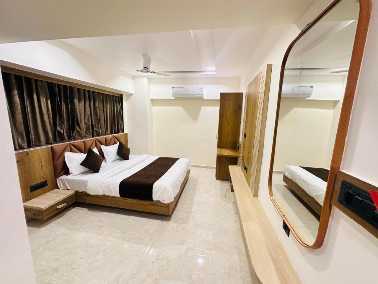 Hotel Royal Ican Sindhubhavan Road Ahmedabad Exterior photo