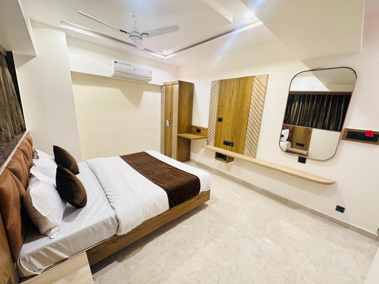 Hotel Royal Ican Sindhubhavan Road Ahmedabad Exterior photo