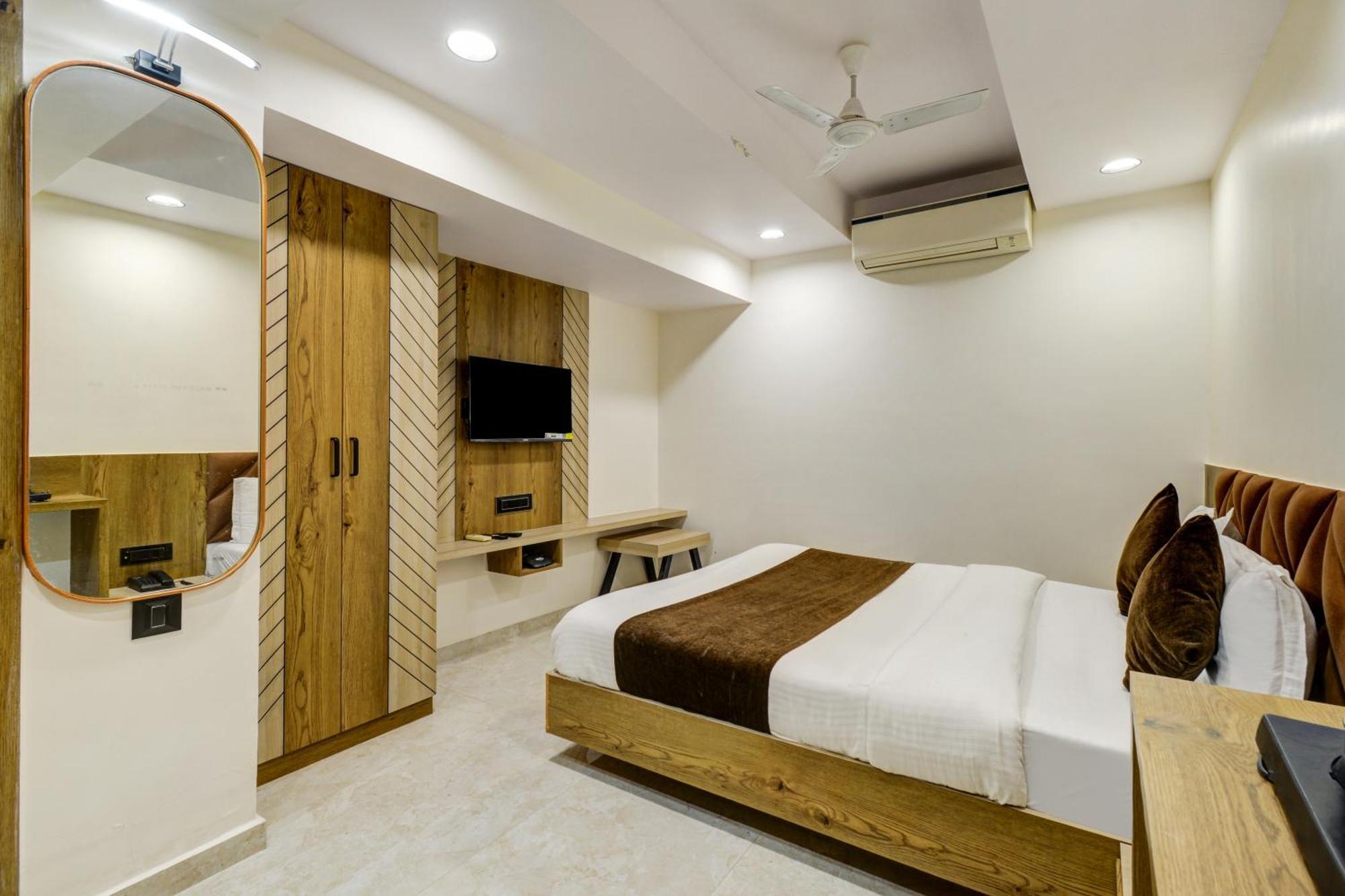 Hotel Royal Ican Sindhubhavan Road Ahmedabad Exterior photo