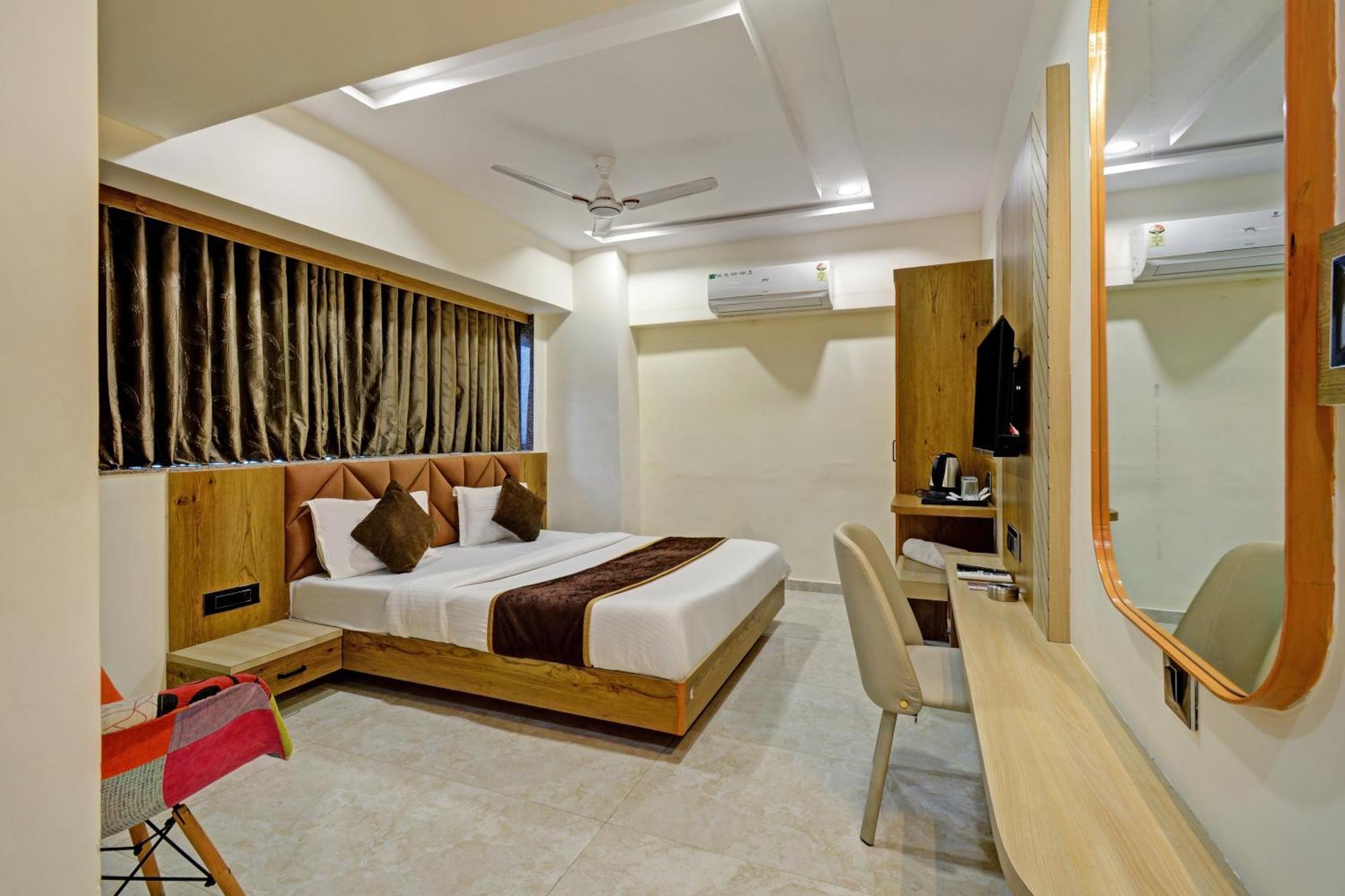 Hotel Royal Ican Sindhubhavan Road Ahmedabad Exterior photo